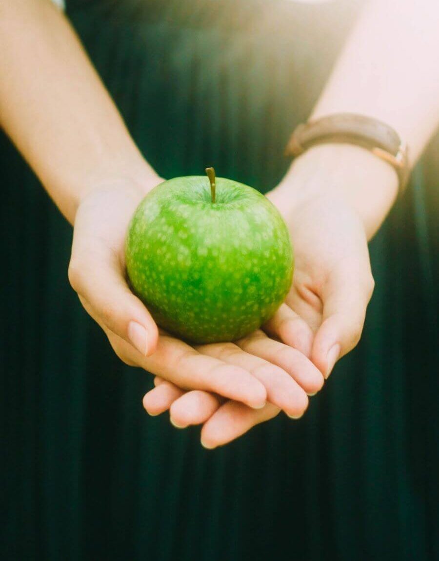 jabuka u ruci
